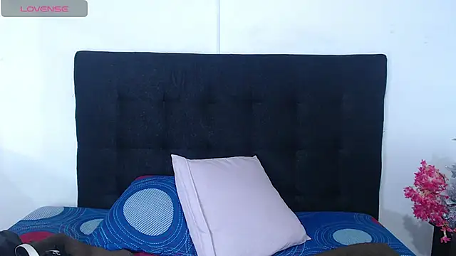 Srta_luciana - remove clothe and open pussy