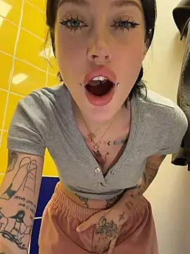 Melissa_crazy - spit on nipps then makes them hard 🤤
