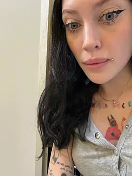 Melissa_crazy - open door in public wc now 😲