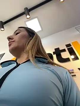 Kloe__t18 - Show ass and spank x 10 in the optic