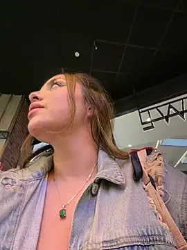 Alirawrz - Tease me in the mall