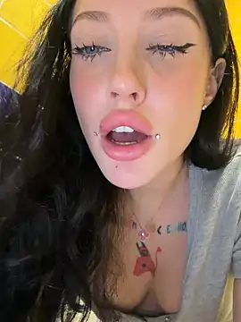 Melissa_crazy - open door in public wc now 😲
