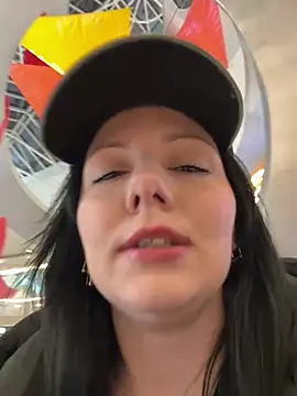 Bad_Girl_Elly - Squirt in public