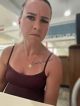 SuhHWhotwife - Gozar em público no posto