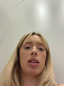 PollyLolly - Open door and check whats behind