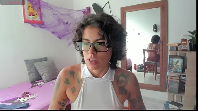 Natt_op - shows hairy pussy