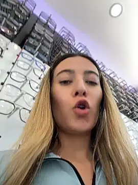Kloe__t18 - Show ass and spank x 10 in the optic