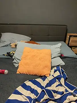 Nora-love - auf Titten spucken und kneten💦