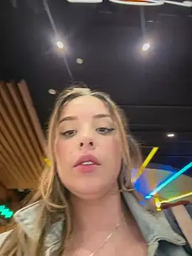 Alirawrz - Tease me in the mall
