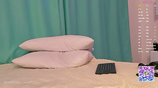 Molliblum - play with ass butt plug