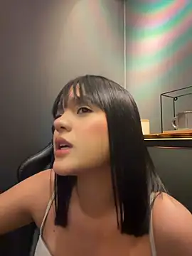 Bella-Ferrer - Masturbate in a corner of the cafe