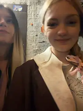 Elsawhere - SHOW PUSSY WITH 1 FINGER B/W LIPS BOTH