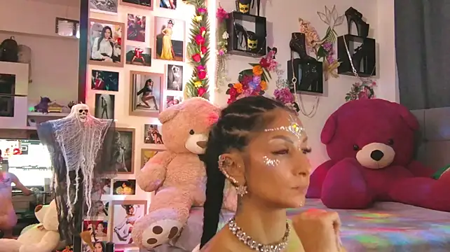 EvelynAisha - Dance, strip, touch and mmm....
