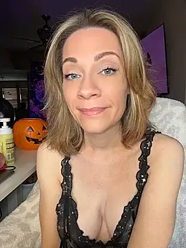 EdenDelilah1 - Rub Nipples