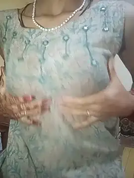 Nineteen_hot - 2 min fingering in public
