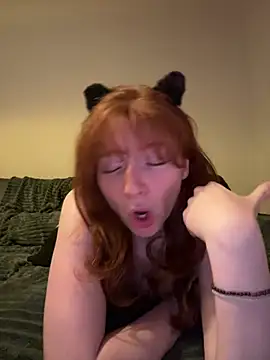 HoneyBunnyyy - show feets with tongue out 🥵💦