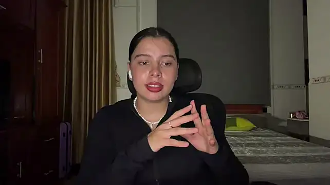 KayleneLoukanis - Sexy jump + air kiss for you