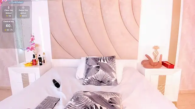 EbonyJoyce - Deep cameltoe in topless