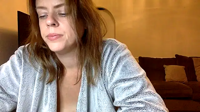 ElizabethArden42- - FUCK DILDO ON GLASS TABLE