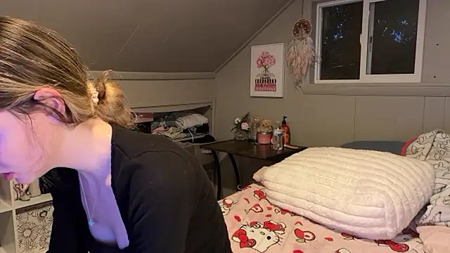 Kaialuvv - Strip to lingerie