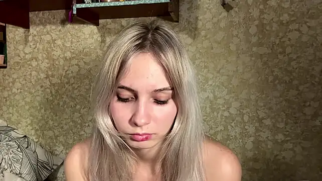 LynnMontiel - show and squeeze my tits