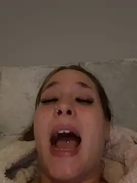 Poppylooloo - Shake tits