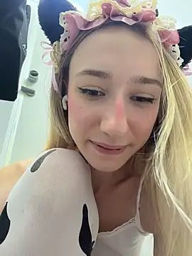 Lia-see-ya - Bend over + shake cute ass in WC