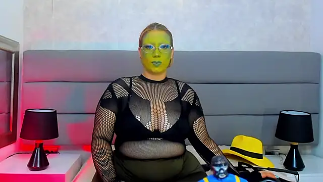 MillyHotsoon - You are a good submissive, lick my feet?