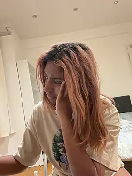 DonnaShy - Playing with my toes🫦