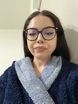 KaylaLewyss - 🎯 Target: 21 playful spanks incoming!