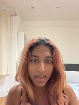 DonnaShy - Playing with my titties 🫦