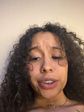 MarieLeon - Show your friend's pussy
