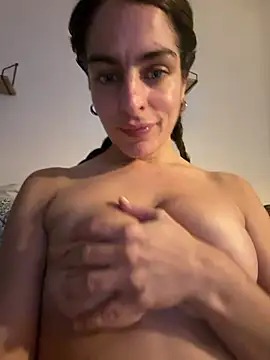 Camii2244 - Shake boobs