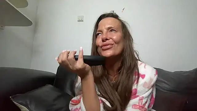 BritishMilfFrankyX - titty show with oil x