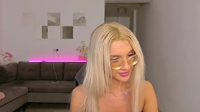 LovelyBianca - PUSSY PLAY💦😈