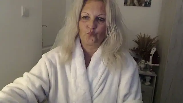 Divineblond - nude show