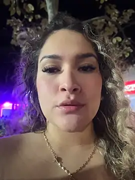Sara_smiiith211 - wet my pussy in public