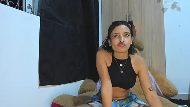 Saraa_Skinnyy - garganta profunda durante 1 minutos