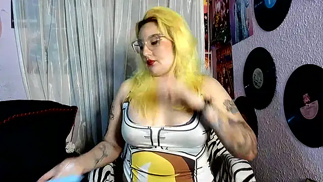 Avril_Maria - show boobs and spanks