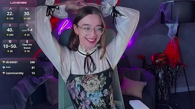 Lucy_Green - show bra