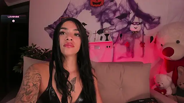 Pretty_pettite - catwoman pose section