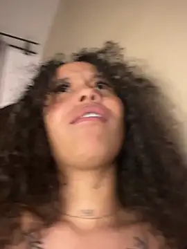 MarieLeon - Show your friend's pussy