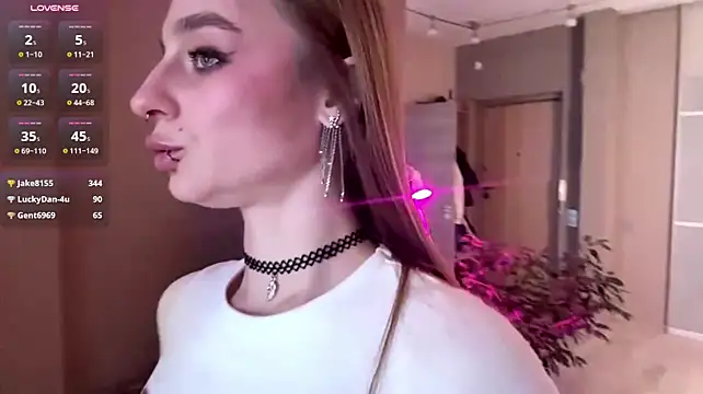 Amilia-sexygirl - Message boobs close to cam