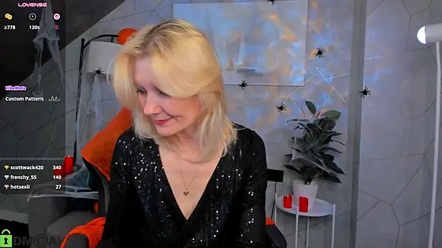 Julie_Lucas - I tease you with my legs