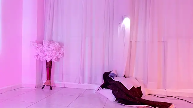 Trixxie_18 - oilin my body
