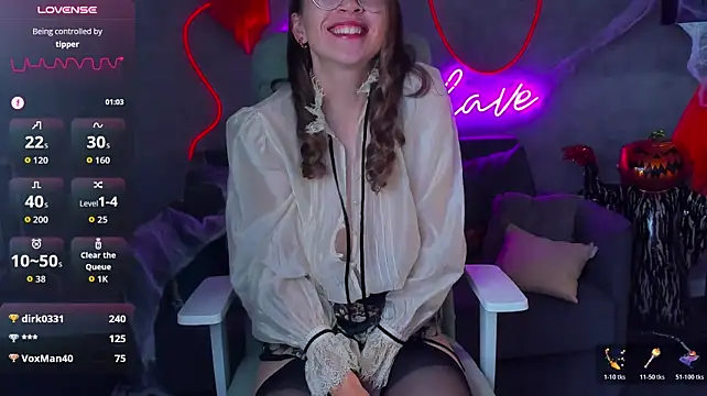 Lucy_Green - pat the butt