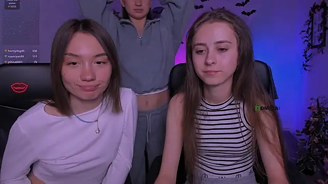 Rebecca_smile - show tits 2 girl