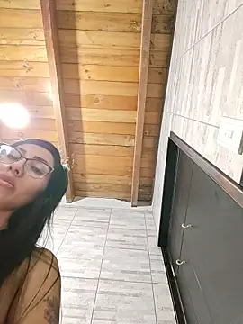 IsabellitaVIP - Show ass under table