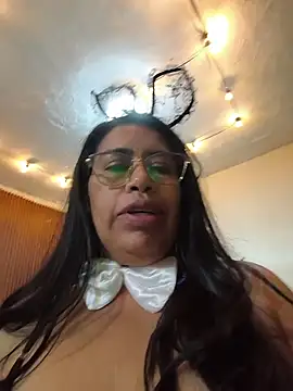 Emilif_ - Jugar con tetas en público