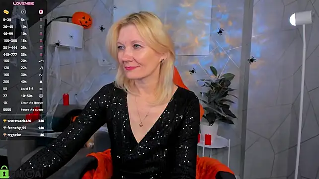 Julie_Lucas - I'll play with my breasts and nipples